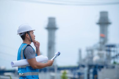Elektrik santralinde çalışan iki mühendis, birlikte mutlu bir şekilde çalışıp, sorunu çözümlemede birbirlerine yardım ederek, kalkınma yönergeleri hakkında danışmanlık yaparak,
