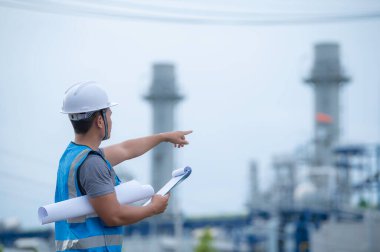 Elektrik santralinde çalışan iki mühendis, birlikte mutlu bir şekilde çalışıp, sorunu çözümlemede birbirlerine yardım ederek, kalkınma yönergeleri hakkında danışmanlık yaparak,