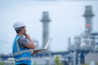 Elektrik santralinde çalışan iki mühendis, birlikte mutlu bir şekilde çalışıp, sorunu çözümlemede birbirlerine yardım ederek, kalkınma yönergeleri hakkında danışmanlık yaparak,