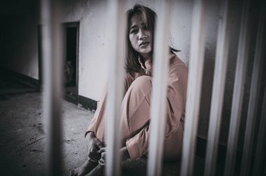 Demir hapishaneyi, mahkûm konseptini, Tayland halkını yakalamak isteyen kadınların elleri, özgür olmak isteyen kadınların elleri, eğer yasaları çiğneyip hapse girerlerse,.