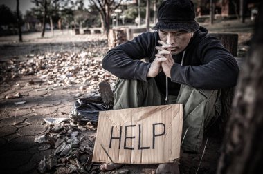 Asyalı adam yan yolda evsiz, yabancı biri yolda yalnız yaşamak zorunda çünkü ailesi yok..