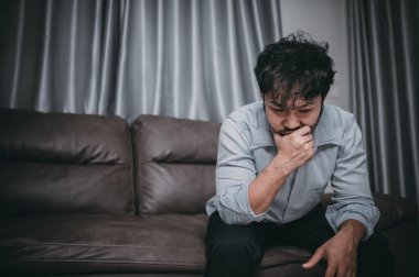 Asyalı yakışıklı adam aşırı iş yükünden dolayı stresli, yorgun erkek şirketten bir sürü iş ve depresyon riskinden sonra eve dönüyor.