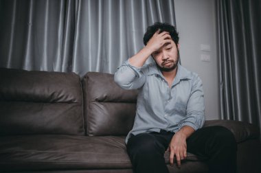 Asyalı yakışıklı adam aşırı iş yükünden dolayı stresli, yorgun erkek şirketten bir sürü iş ve depresyon riskinden sonra eve dönüyor.