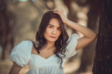 Yalnız, üzgün, şişman kadın, aşktan, kalp kırıklığından, hayal kırıklığından, Taylandlı insanlardan dolayı tekrar düşünür.