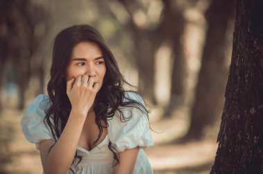 Yalnız, üzgün, şişman kadın, aşktan, kalp kırıklığından, hayal kırıklığından, Taylandlı insanlardan dolayı tekrar düşünür.