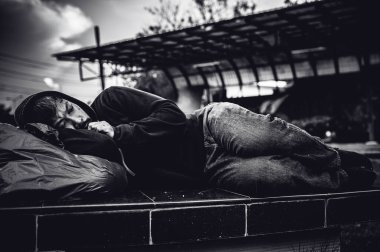 Asyalı adam yan yolda evsiz, yabancı biri yolda yalnız yaşamak zorunda çünkü ailesi yok..