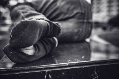 Asyalı adam yan yolda evsiz, yabancı biri yolda yalnız yaşamak zorunda çünkü ailesi yok..