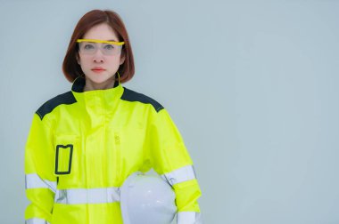 Beyaz arka planda Asyalı mühendis kadın