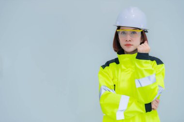 Beyaz arka planda Asyalı mühendis kadın