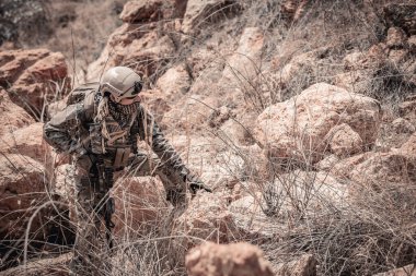 Özel kuvvetlerin askerleri çölde, Tayland 'da, orduda savaşıyor.