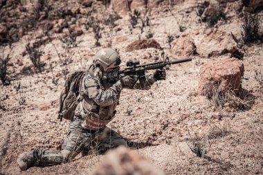 Özel kuvvetlerin askerleri çölde, Tayland 'da, orduda savaşıyor.