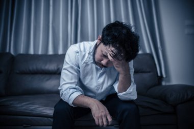 Asyalı yakışıklı adam aşırı iş yükünden dolayı stresli, yorgun erkek şirketten bir sürü iş ve depresyon riskinden sonra eve dönüyor.