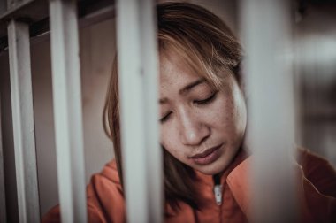 Demirden hapishaneyi, mahkûm konseptini, Tayland halkını yakalamak isteyen kadınların portresi, özgür olmak isteyen kadınların portresi, eğer yasaları çiğneyip hapse atılırsa,.