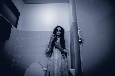 Asyalı kadın makyajı hayaleti, arka plan korku sahnesi, Cadılar Bayramı festivali konsepti, hayalet filmleri afişi, dairede kızgın ruh.