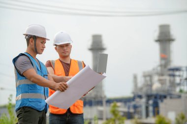Elektrik santralinde çalışan iki mühendis, birlikte mutlu bir şekilde çalışıp, sorunu çözümlemede birbirlerine yardım ederek, kalkınma yönergeleri hakkında danışmanlık yaparak,