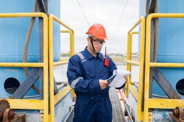 Su tesisi bakım teknisyenleri, makine mühendisleri su arıtma tesisinin kontrol sistemini kontrol edin..
