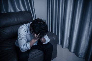 Asyalı yakışıklı adam aşırı iş yükünden dolayı stresli, yorgun erkek şirketten bir sürü iş ve depresyon riskinden sonra eve dönüyor.