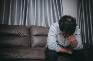 Asyalı yakışıklı adam aşırı iş yükünden dolayı stresli, yorgun erkek şirketten bir sürü iş ve depresyon riskinden sonra eve dönüyor.