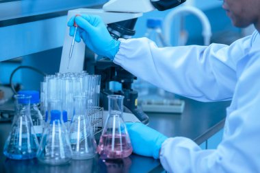 Kimyagerler laboratuvarda antiretroviral ilaçlar bulmak için kimyasalları karıştırdılar, kanda virüsü tespit etmek için deneyler yapıldı, potansiyel ilaç ve aşı üreticileri bulundu.