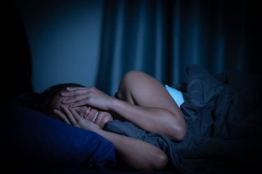 Asyalı kadınların büyük endişeleri var. Bu yüzden uyuyamıyor. İş stresi yüzünden.