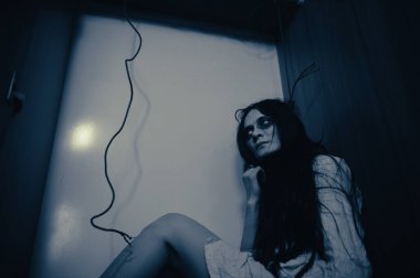 Asyalı kadın makyajı hayaleti, arka plan korku sahnesi, Cadılar Bayramı festivali konsepti, hayalet filmleri afişi, dairede kızgın ruh.