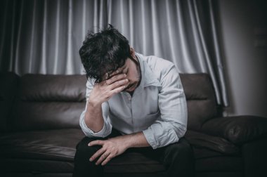 Asyalı yakışıklı adam aşırı iş yükünden dolayı stresli, yorgun erkek şirketten bir sürü iş ve depresyon riskinden sonra eve dönüyor.