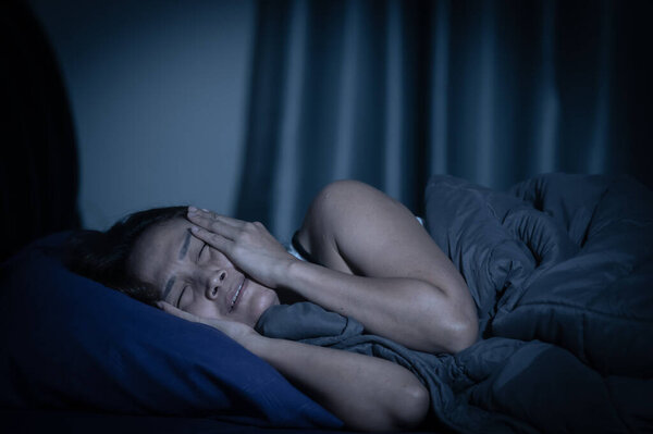 У азиатских женщин повышенная тревожность, поэтому она не может спать.