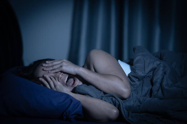 У азиатских женщин повышенная тревожность, поэтому она не может спать.