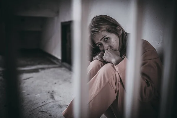 Руки Жінок Відчайдушно Ловити Залізну Язницю Концепцію Язнених Таїландських Людей — стокове фото