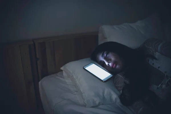 Asyalı Kadın Gece Yatakta Akıllı Telefonla Oyun Oynuyor Taylandlılar Sosyal — Stok fotoğraf