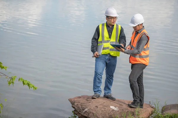 Environmental engineers inspect water quality,Bring water to the lab for testing,Check the mineral content in water and soil,Consultation to solve the problem of chemical contaminated water sources