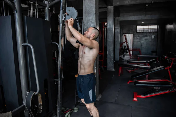 Lift the steel plate to prepare for lifting weights,Use a sling machine to exercise.