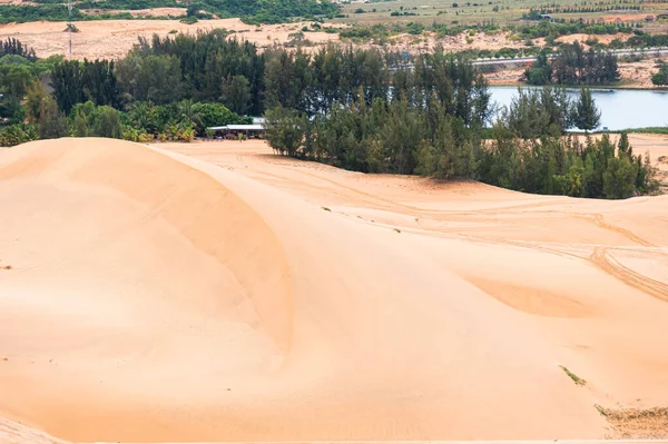The desert that is known as the largest in the top of Southeast Asia,A landmark of Vietnam tourism