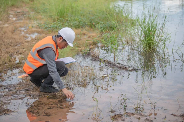 Environmental Engineers Inspect Water Quality Bring Water Lab Testing Check — Stock Photo, Image