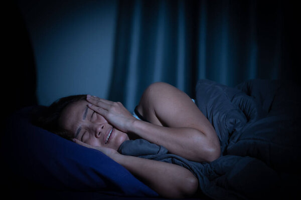 Азиатские женщины очень обеспокоены, поэтому она не может спать.