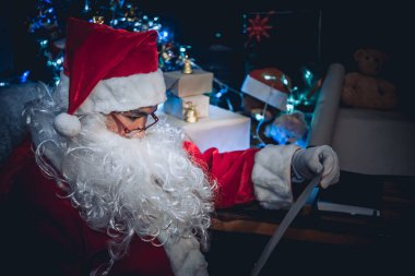 Mutlu Noel Baba 'nın portresi kitap okuyor, Taylandlılar Noel Baba elbisesi giyiyor, çocuklar için mutluluk gönderiyor, mutlu Noeller, kışa hoş geldiniz.