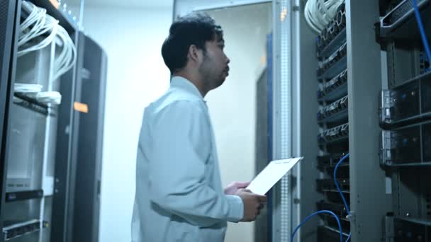 Computer Engineer Setting Network Server Room Systems Maintenance Technician — Vídeo de Stock