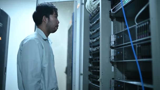 计算机工程师正在服务器室内建立网络 系统维护技术员 — 图库视频影像