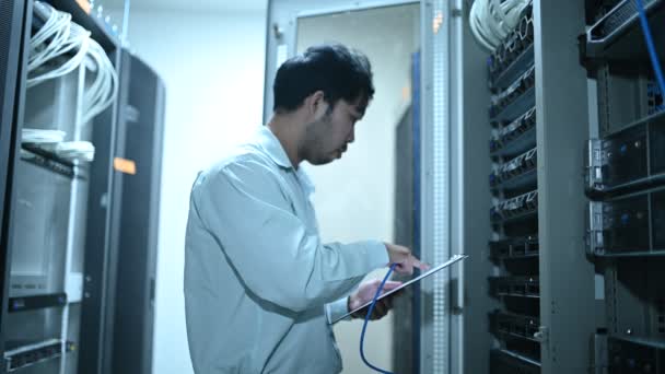 Computer Engineer Setting Network Server Room Systems Maintenance Technician — Vídeos de Stock