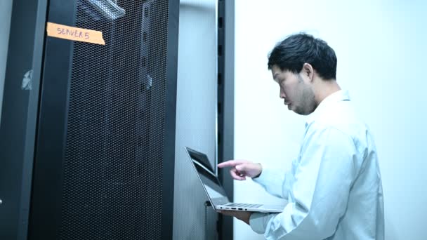 Комп Ютерний Інженер Налаштовує Мережу Кімнаті Сервера Технік Обслуговування Систем — стокове відео