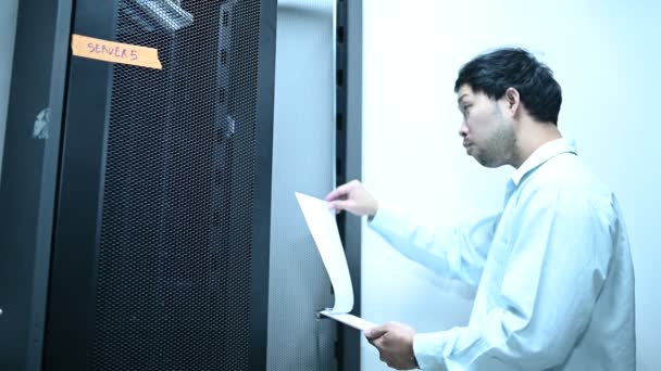コンピュータエンジニアはサーバールームにネットワークを設定しています システムメンテナンス技術者 — ストック動画