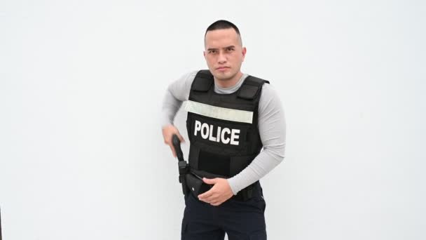 Портрет Поліції Тримає Пістолет Руці Білому Тлі Гарний Азіатський Поліцейський — стокове відео