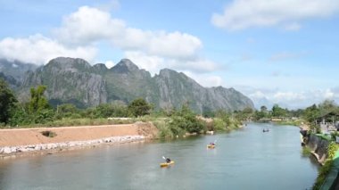 Nehir ve dağlarla dolu güzel bir manzara