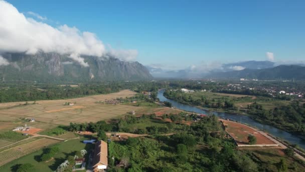 从无人驾驶飞机俯瞰老挝万维市 这个城市是有名的旅游胜地 有许多自然活动 — 图库视频影像