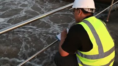 Çevre mühendisi atık su arıtma tesislerinde çalışıyor. Su geri dönüşüm tesisinde tekrar kullanılmak üzere çalışan su tedarik mühendisliği 