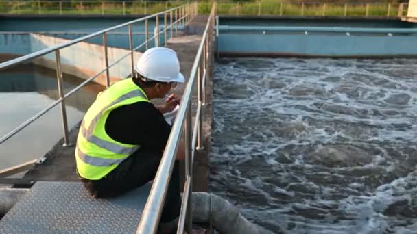 Milieutechnicus Werkt Afvalwaterzuiveringsinstallaties Waterleidingtechniek Waterrecyclinginstallatie Voor Hergebruik — Stockvideo