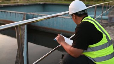 Çevre mühendisi atık su arıtma tesislerinde çalışıyor. Su geri dönüşüm tesisinde tekrar kullanılmak üzere çalışan su tedarik mühendisliği 