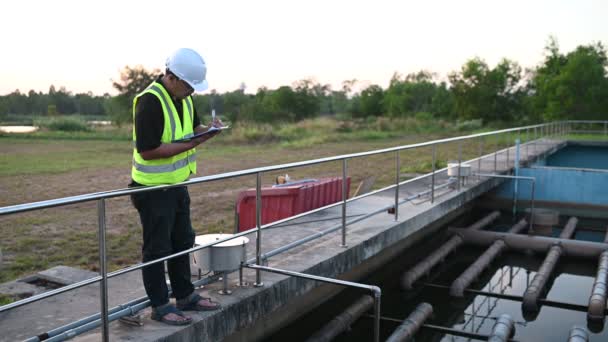 Инженер Эколог Работает Очистных Сооружениях Проектирование Водоснабжения Заводе Переработке Воды — стоковое видео