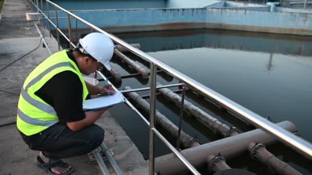 Engenheiro Ambiental Trabalha Estações Tratamento Águas Residuais Engenharia Abastecimento Água — Vídeo de Stock