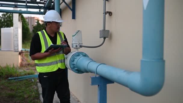 Ingeniero Ambiental Trabaja Plantas Tratamiento Aguas Residuales Ingeniería Suministro Agua — Vídeo de stock